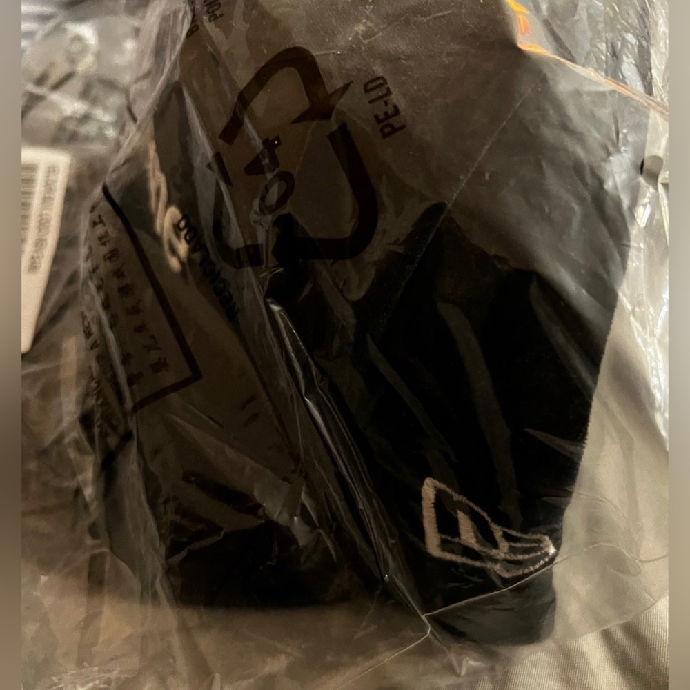 Supreme x New Era Fitted Velour Hat Black FW22 supreme box logo world famous - Picture 2 of 8